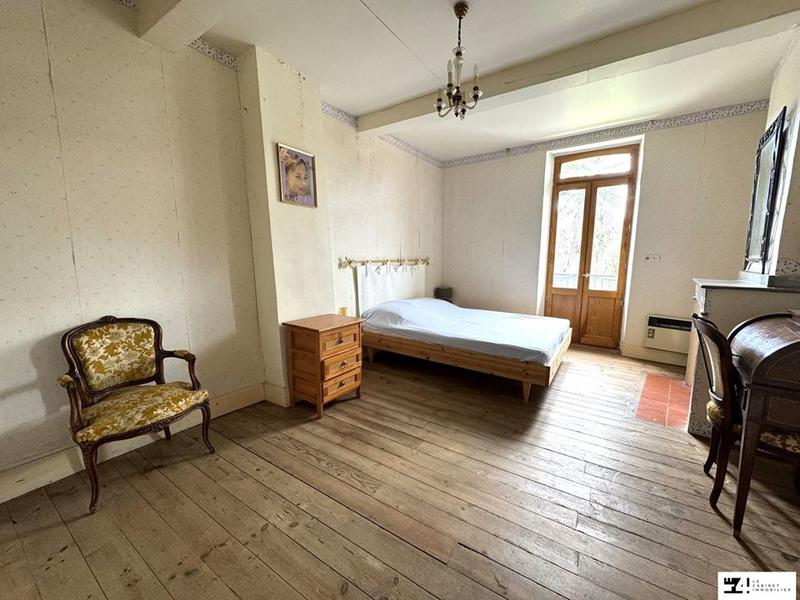 Maison traditionnelle - 305 m² - 7 pièces