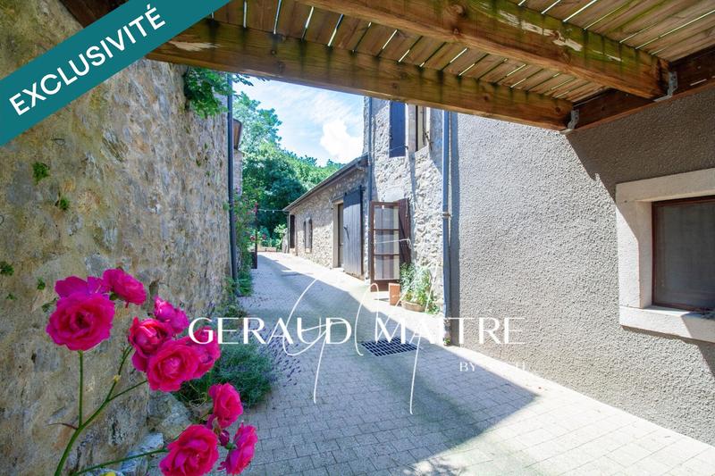 Maison - 1 080 m² - 90 pièces