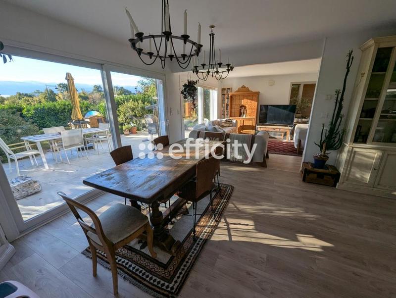 Maison - 232 m² - 8 pièces