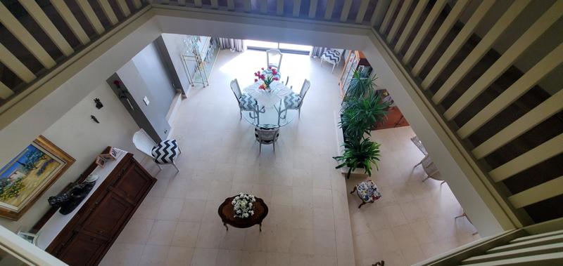 Maison - 255 m² - 8 pièces