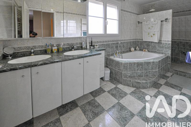 Maison - 219 m² - 8 pièces