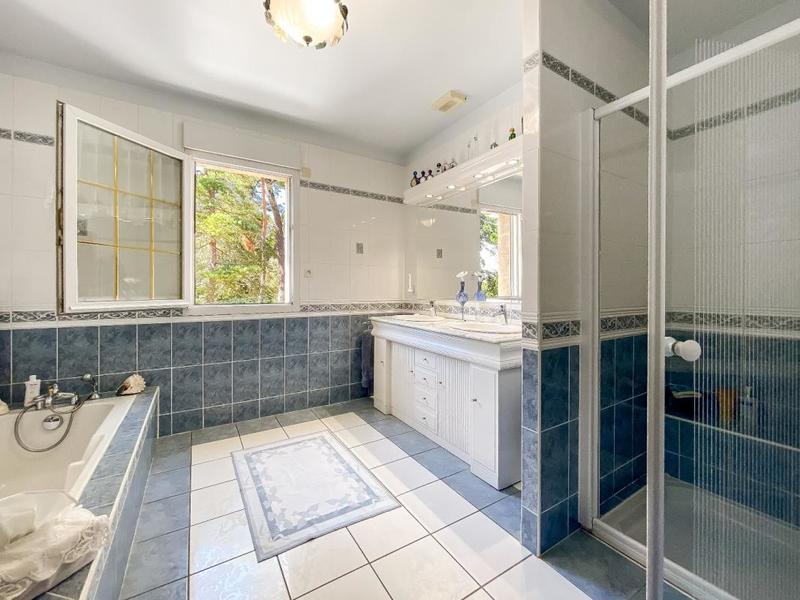 Maison - 223 m² - 9 pièces