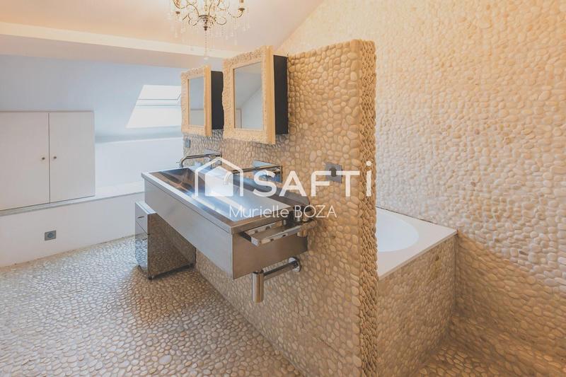 Maison - 748 m² - 11 pièces