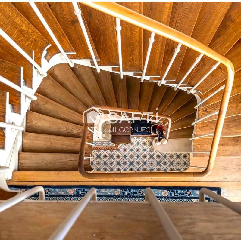 Maison - 228 m² - 9 pièces