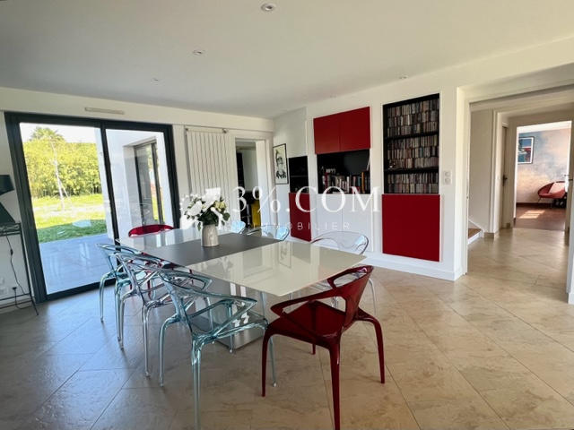 Maison - 250 m² - 5 pièces