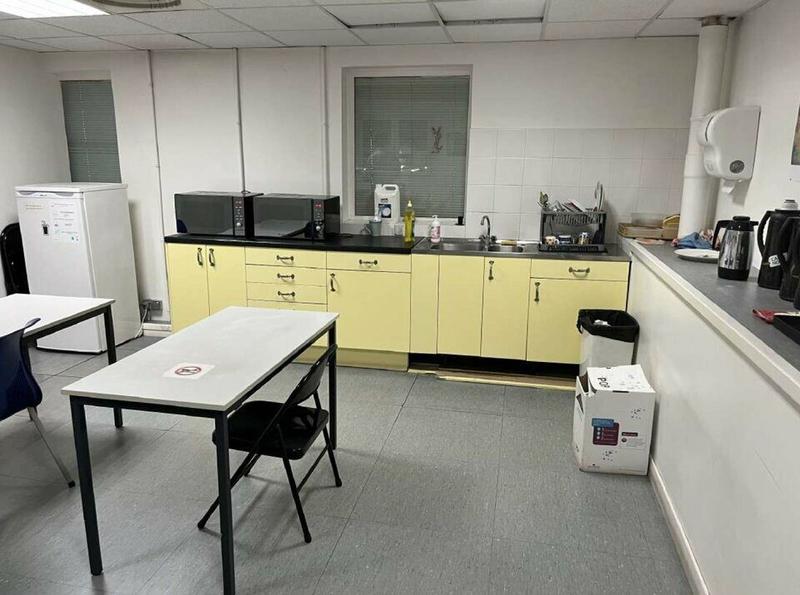 Entrepôt - 1 421 m²