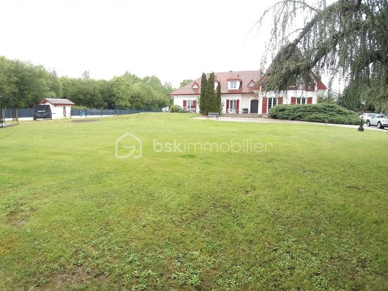 Propriété - 425 m² - 16 pièces