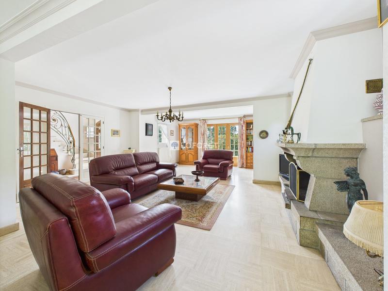 Maison traditionnelle - 215 m² - 9 pièces