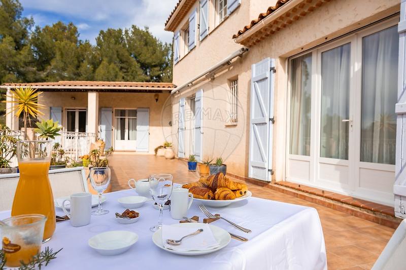 Maison - 218 m² - 8 pièces