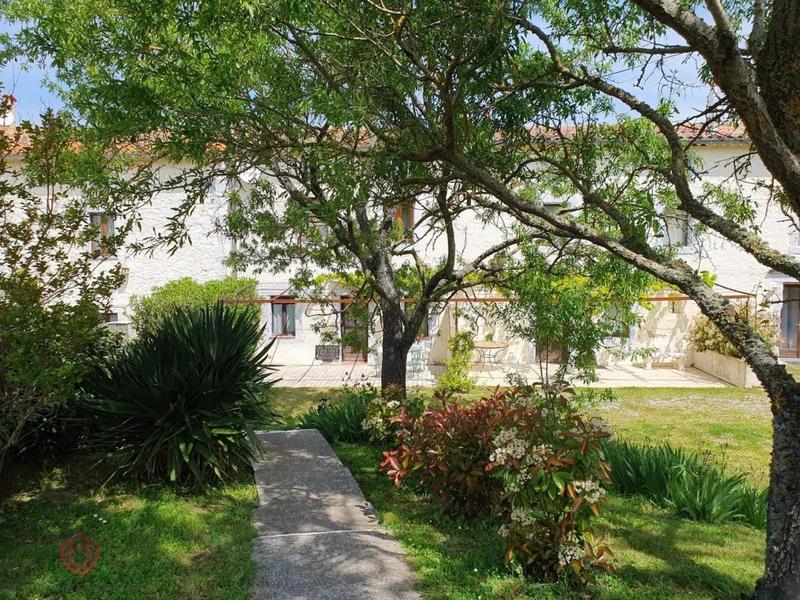 Propriété - 575 m² - 30 pièces