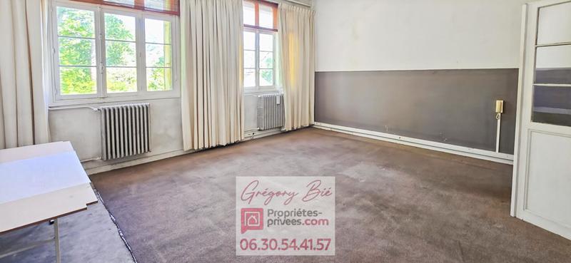 Maison - 1 000 m² - 40 pièces