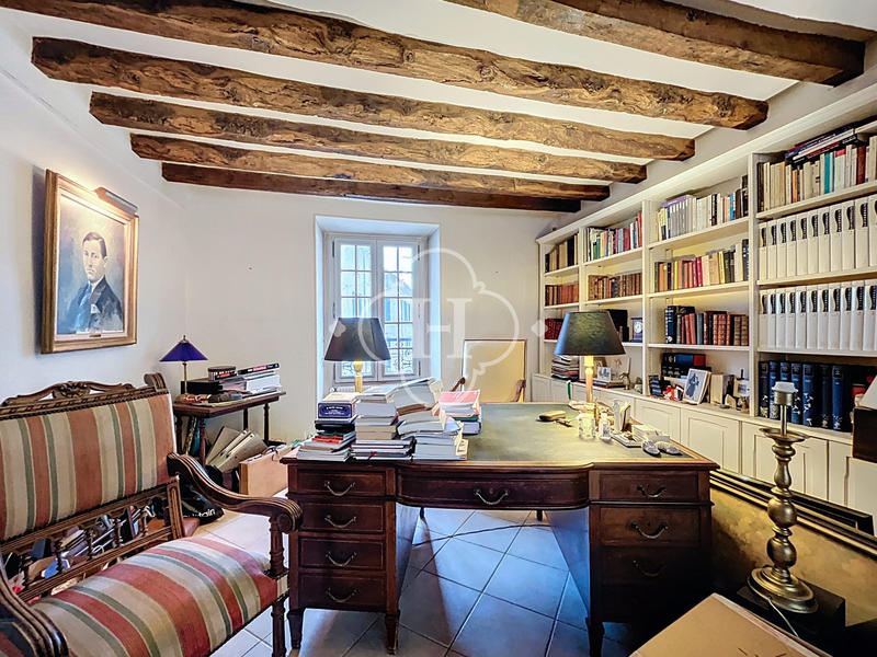 Maison - 230 m² - 8 pièces