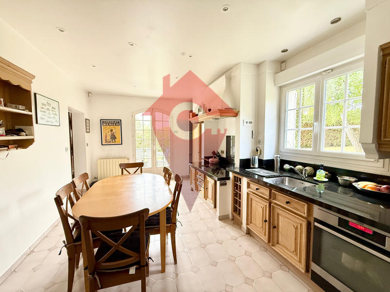 Maison - 233 m² - 8 pièces