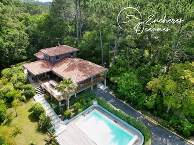 Maison - 230 m² - 6 pièces