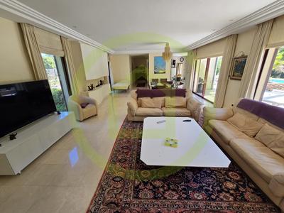 Maison - 260 m² - 6 pièces