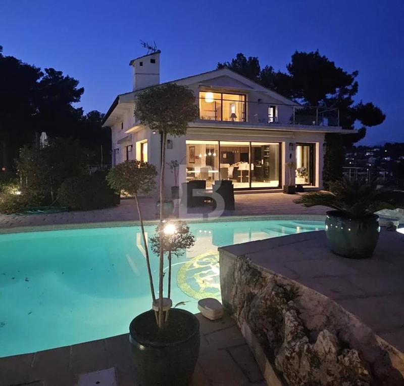 Villa - 358 m² - 9 pièces