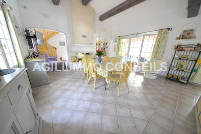 Villa - 3 082 m² - 7 pièces