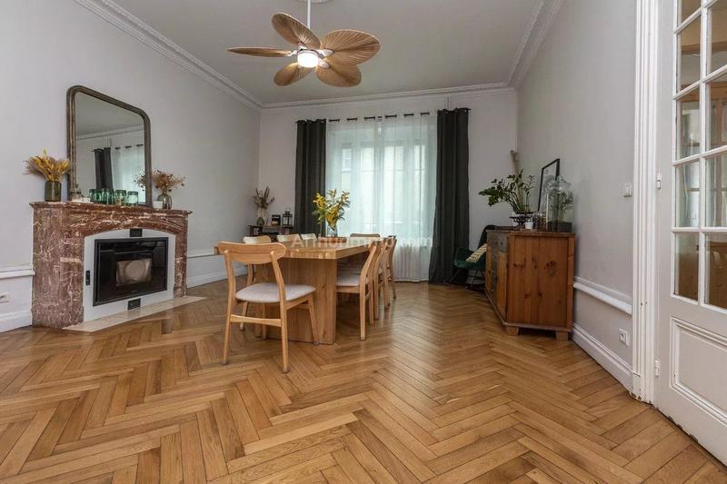 Maison - 237 m² - 9 pièces