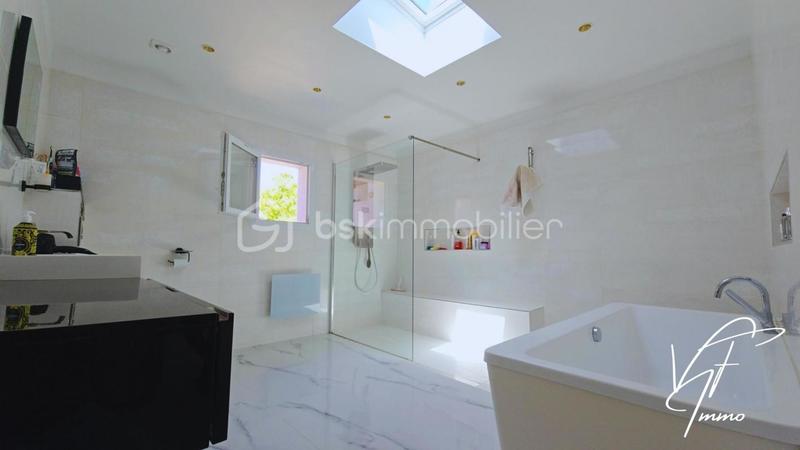 Villa - 243 m² - 8 pièces