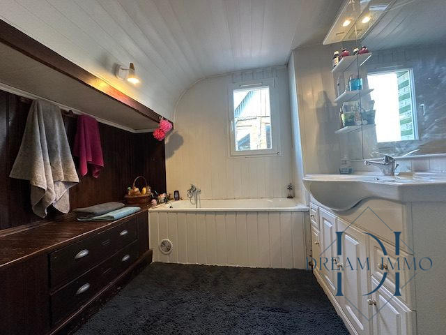 Maison - 216 m² - 7 pièces