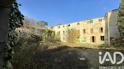 Maison - 1 000 m² - 25 pièces