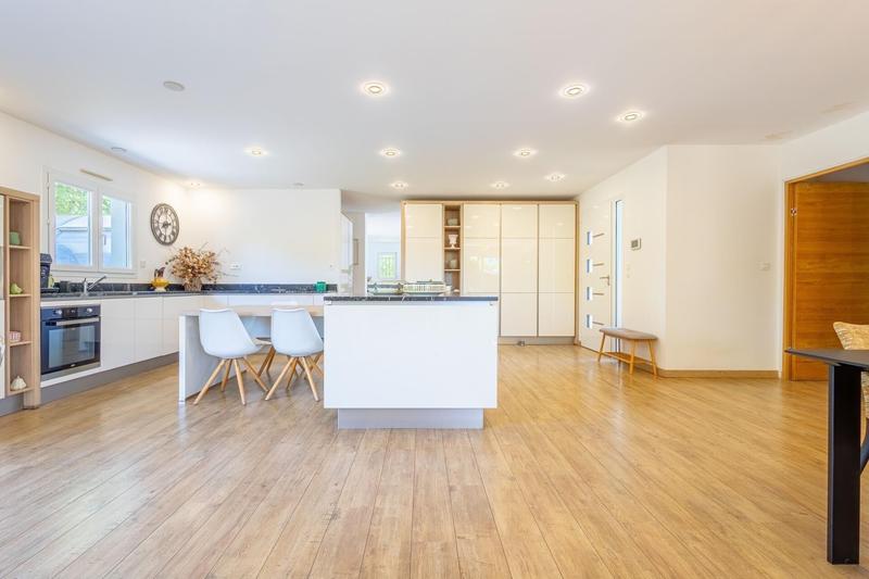 Maison - 205 m² - 6 pièces