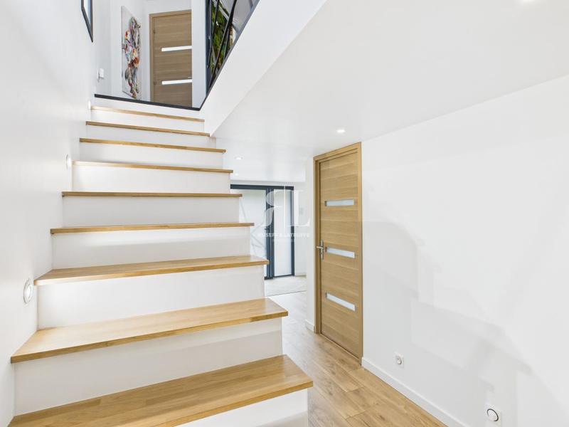 Maison - 203 m² - 6 pièces