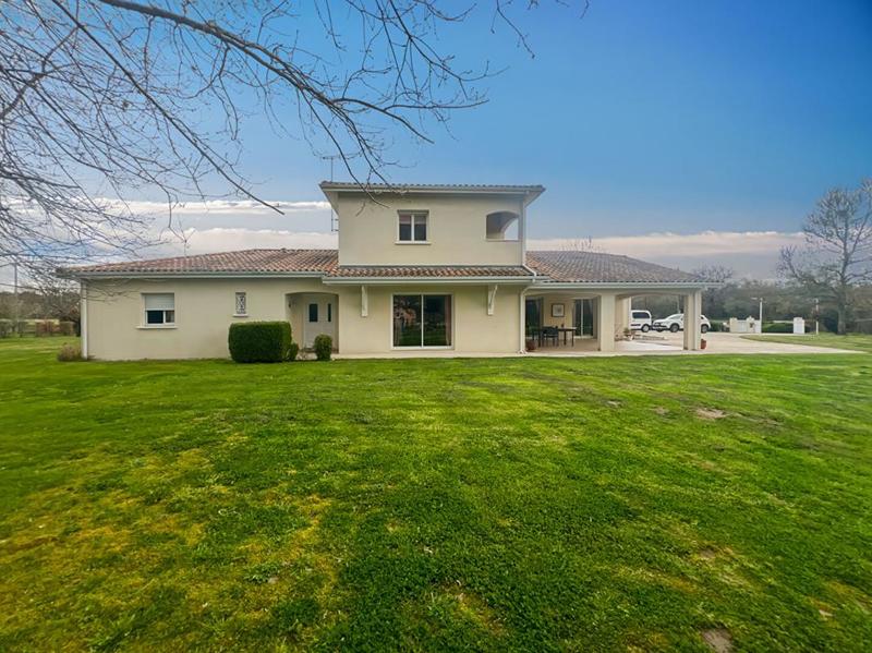 Maison - 221 m² - 8 pièces