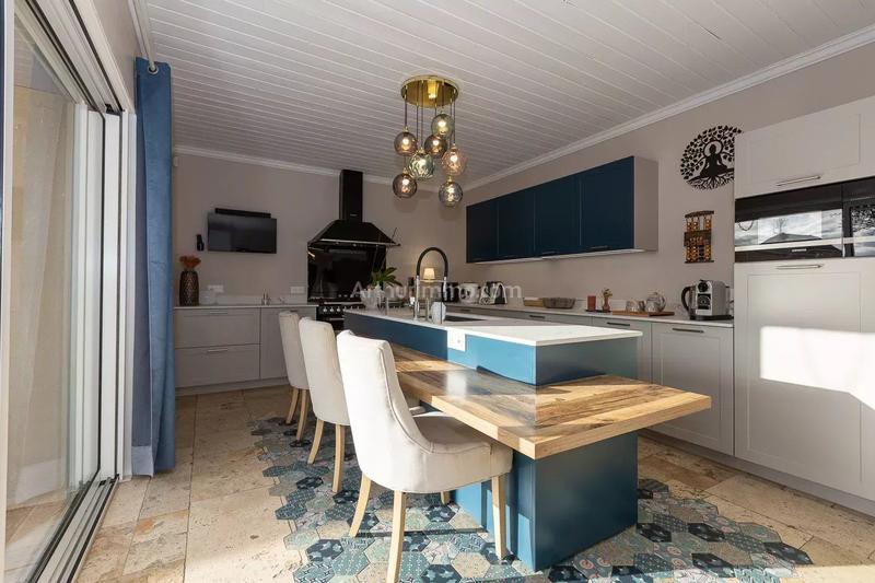 Maison - 222 m² - 7 pièces