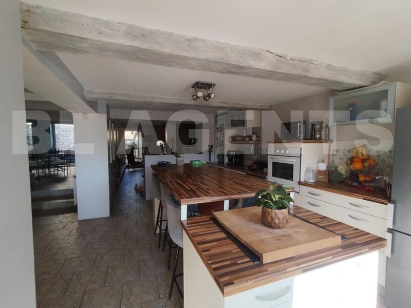 Maison - 220 m² - 9 pièces