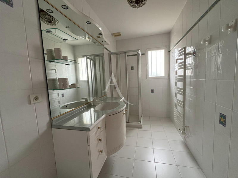 Maison - 225 m² - 8 pièces