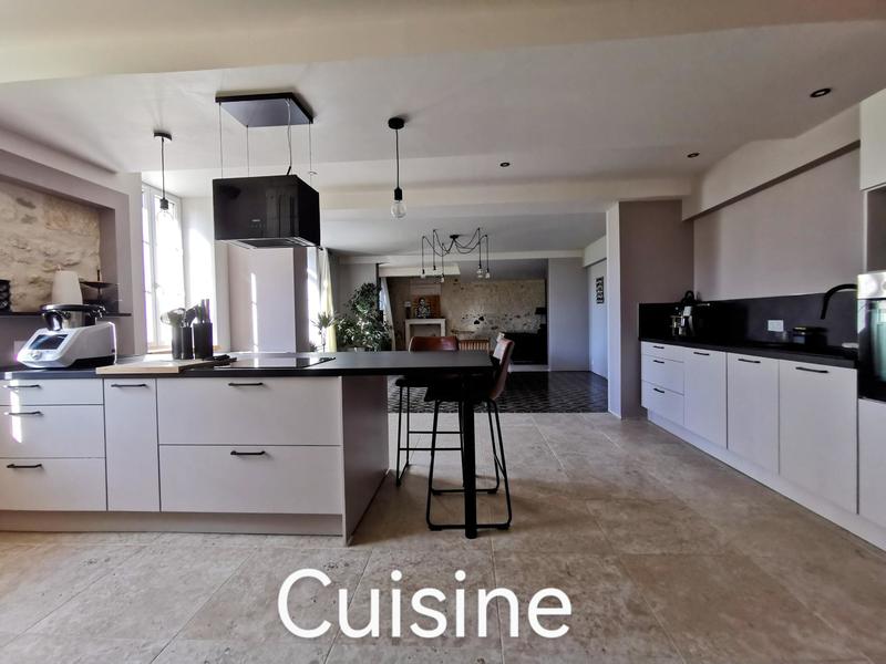 Maison - 325 m² - 10 pièces