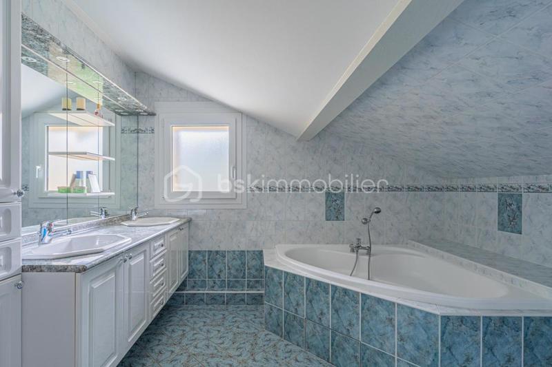 Maison traditionnelle - 268 m² - 7 pièces