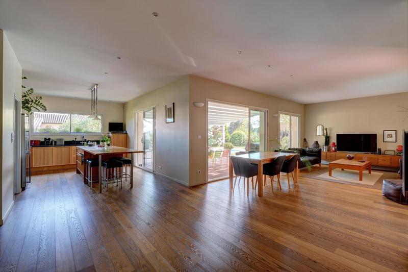 Maison - 240 m² - 8 pièces