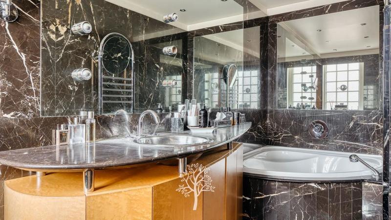 Maison - 270 m² - 8 pièces