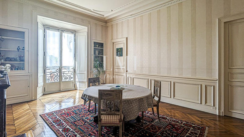 Appartement - 219 m² - 7 pièces