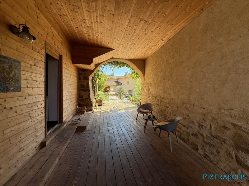 Maison - 380 m² - 5 pièces