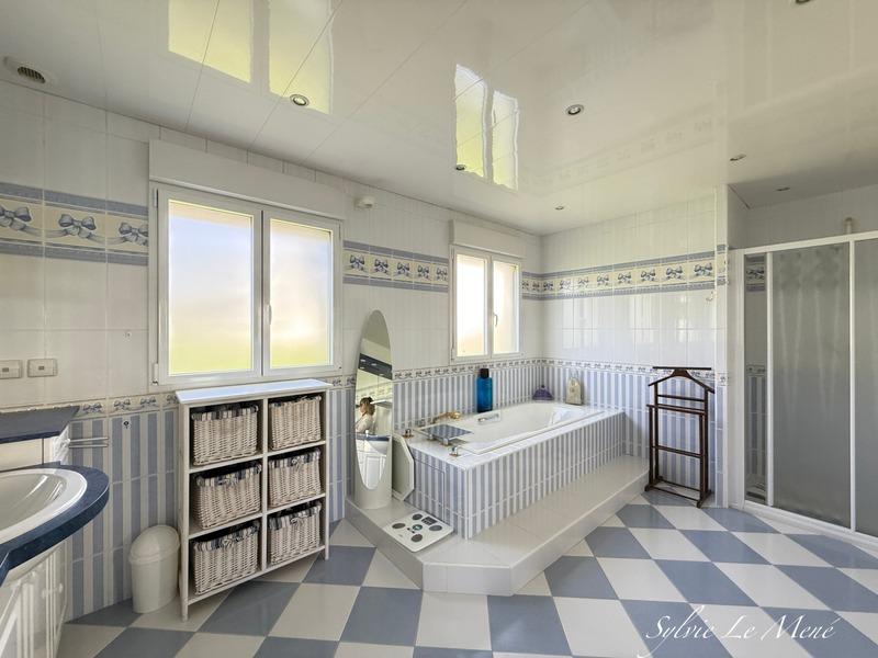 Maison - 245 m² - 7 pièces