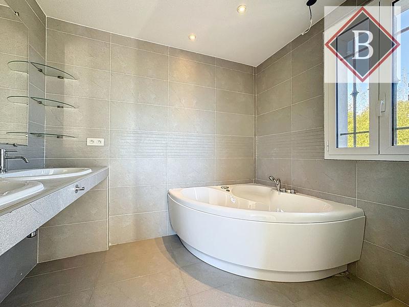 Maison - 250 m² - 6 pièces