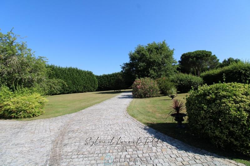 Maison de maîtres - 487 m² - 11 pièces