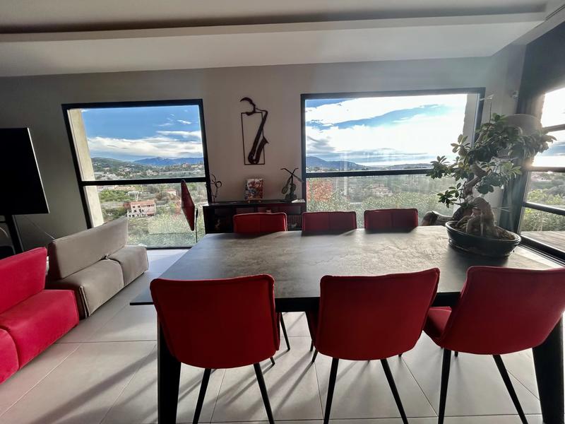 Maison - 240 m² - 6 pièces