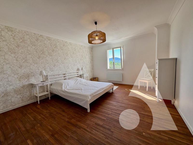 Maison - 350 m² - 12 pièces