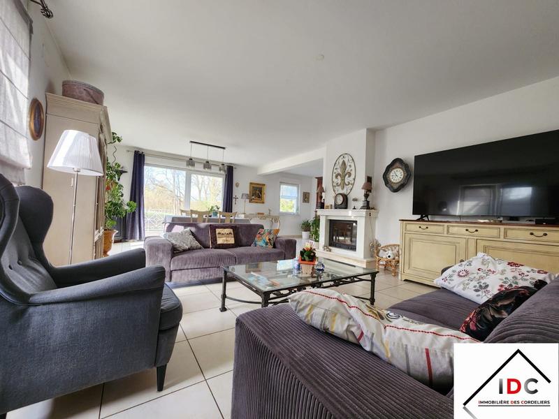 Maison - 240 m² - 6 pièces