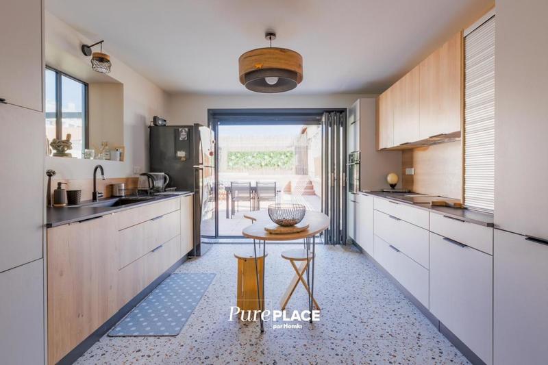 Maison - 250 m² - 7 pièces