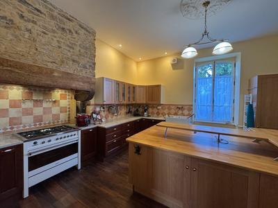 Maison - 250 m² - 8 pièces