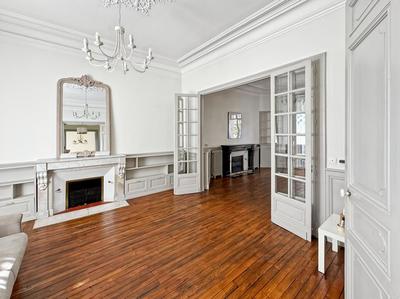 Maison - 220 m² - 8 pièces