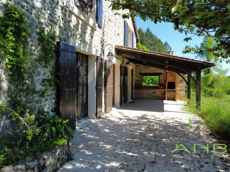 Maison - 332 m² - 8 pièces