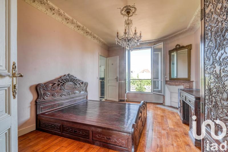 Maison - 240 m² - 8 pièces