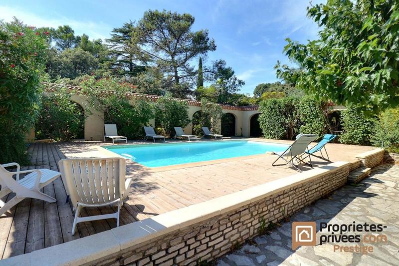 Maison - 241 m² - 10 pièces