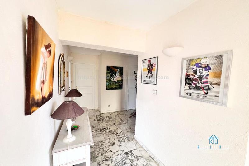 Maison traditionnelle - 222 m² - 7 pièces